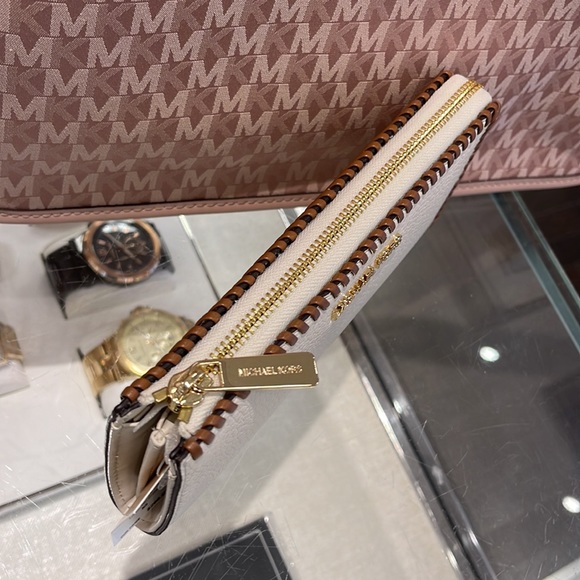 Michael Kors Jet Set Travel Large Pebble Leather Quarter-Zip Wallet
NWT - Picture 9 of 16